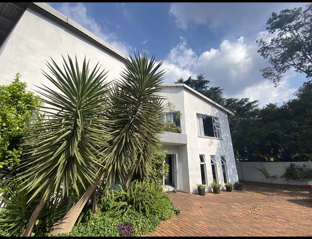 3 BEDROOM HALF FLOOR TO LET IN BRYANSTON
